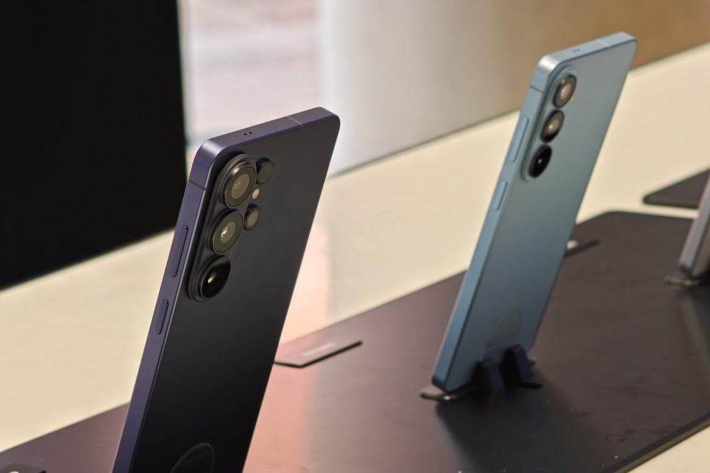 Inovația în domeniul smartphone-urilor, la un punct de răscruce? Sectorul smartphone-urilor pare să fi ajuns într-un punct în care progresele hardware devin tot mai greu de observat de către utilizatori