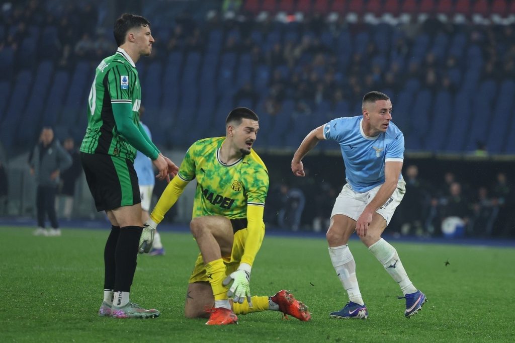 Lazio Roma învinge Sassuolo într-un meci spectaculos Echipa de fotbal Lazio Roma a obținut o victorie importantă pe teren propriu în fața celor de la Sassuolo, cu scorul de 2-1, în cadrul etapei a 28-a din Serie A