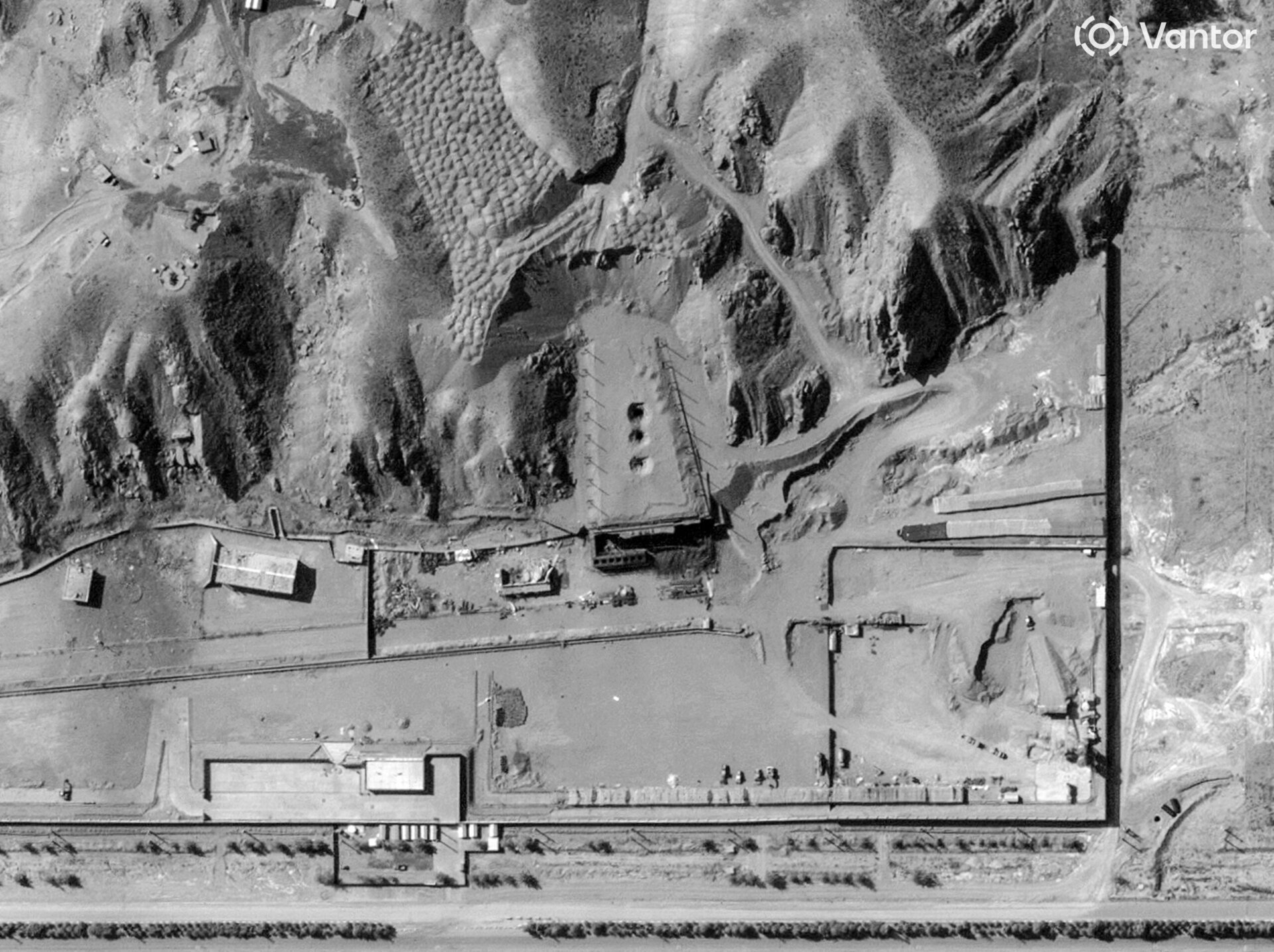 Israel lovește o instalație nucleară iraniană: Tensiuni regionale în creștere Armata israeliană a anunțat că a lovit o instalație nucleară iraniană, alimentând îngrijorările cu privire la escaladarea tensiunilor în regiune