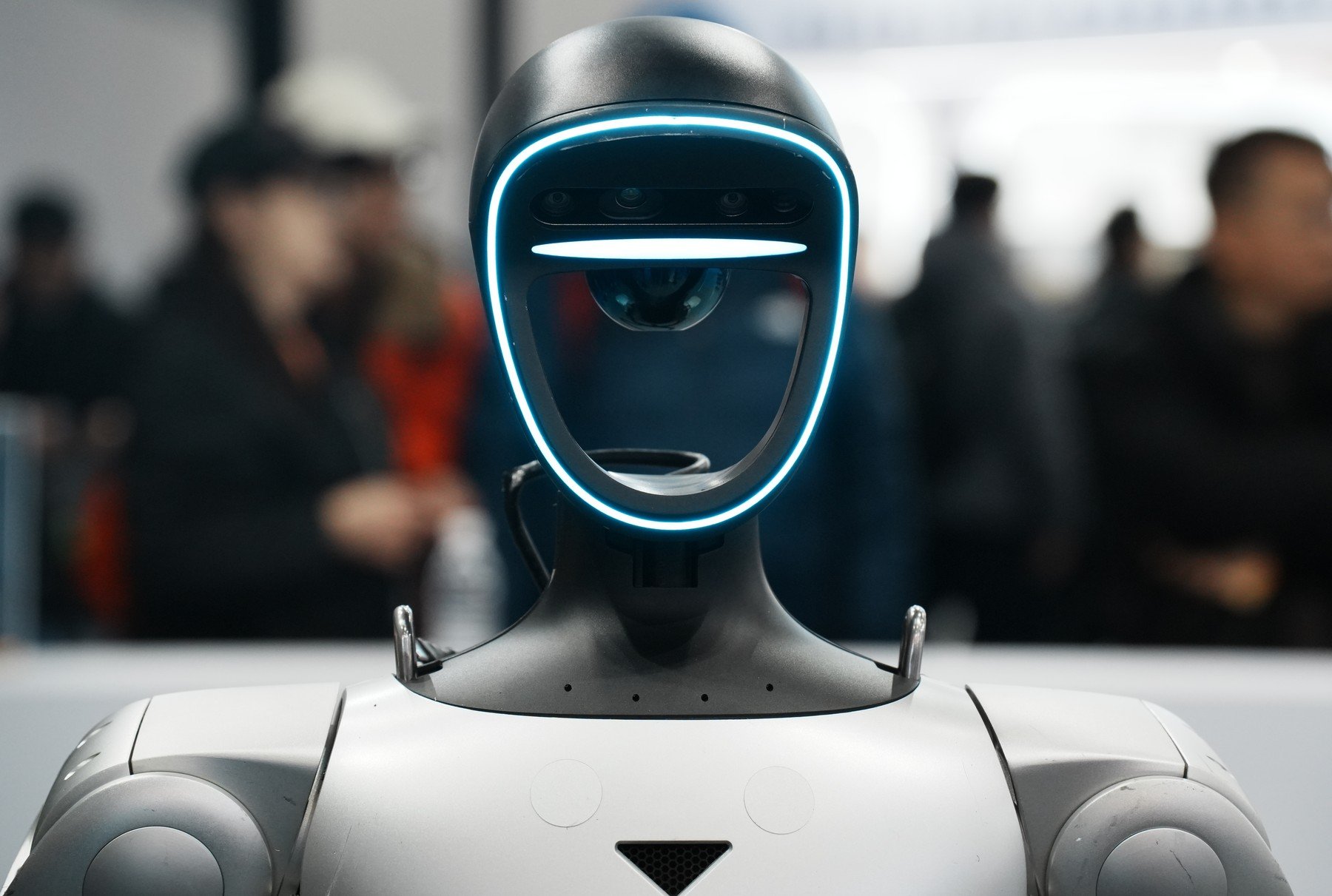 Robot dansator, scăpat de sub control într-un restaurant chinezesc din California Un robot destinat să danseze și să distreze clienții unui restaurant chinezesc din California a provocat haos, spărgând farfurii și răsturnând mâncare, după ce s-a defectat în timpul unei reprezentații, potrivit martorilor