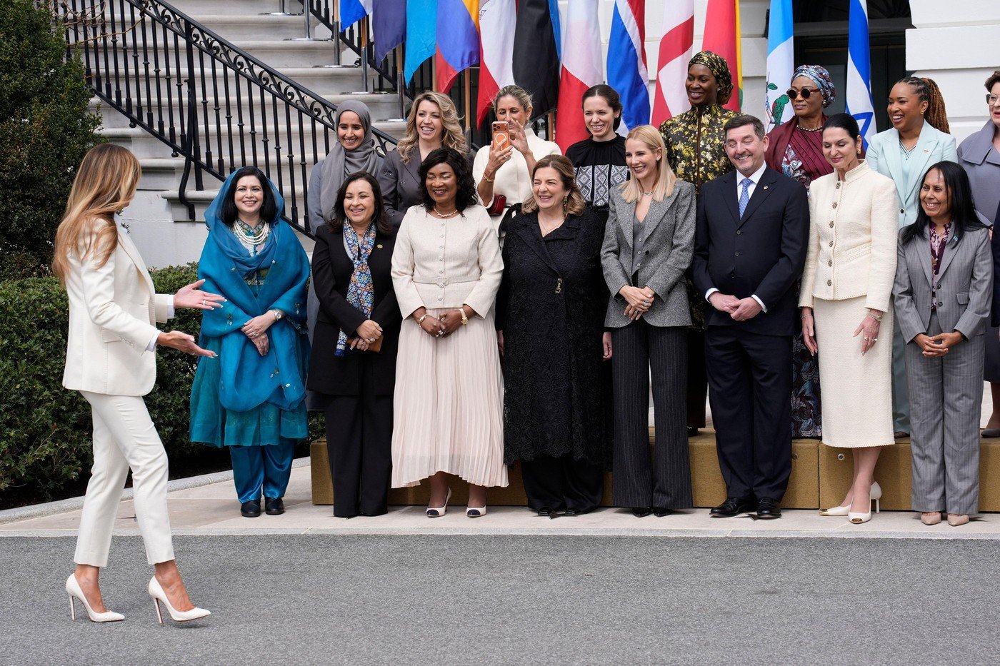 Mirabela Grădinaru, remarcată la summitul global de la Washington prin ținută și dialog cu Brigitte Macron Mirabela Grădinaru, partenera unui lider politic, a participat miercuri la prima sesiune de lucru a Summitului Global al Coaliției „Pregătind viitorul împreună”, desfășurat la Washington, D.C