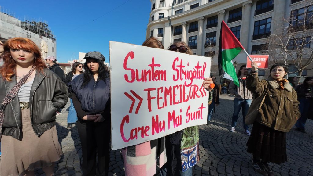 Proteste de 8 Martie în București: Opoziție față de măsurile de austeritate București, 8 martie – Câteva sute de persoane s-au adunat duminică, de Ziua Internațională a Femeii, în fața Universității din București, pentru a protesta împotriva măsurilor de austeritate implementate de guvern