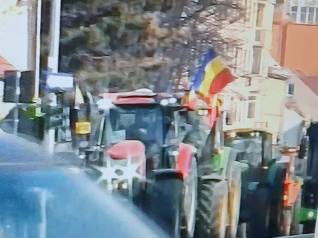 Protest fermierilor: Alianța pentru Agricultură solicită măsuri urgente Guvernului Alianța pentru Agricultură și Cooperare (AAC) a adresat o solicitare clară Guvernului, cerând măsuri urgente pentru sprijinirea fermierilor români, afectați de criza economică