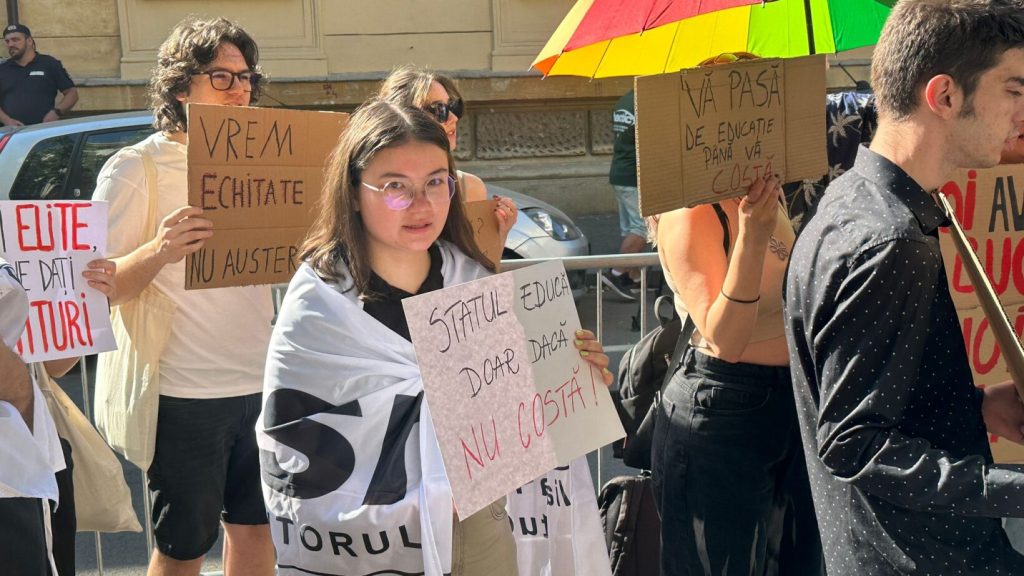 Studenții protestează sâmbătă în Piața Victoriei față de tăierile bugetare în educație Alianța Națională a Organizațiilor Studențești din România (ANOSR) va organiza un protest în Piața Victoriei sâmbătă, 29 iunie, începând cu ora 15:00, ca reacție la intenția Guvernului de a diminua fondurile alocate educației prin bugetul Ministerului Educației și Cercetării pentru anul curent