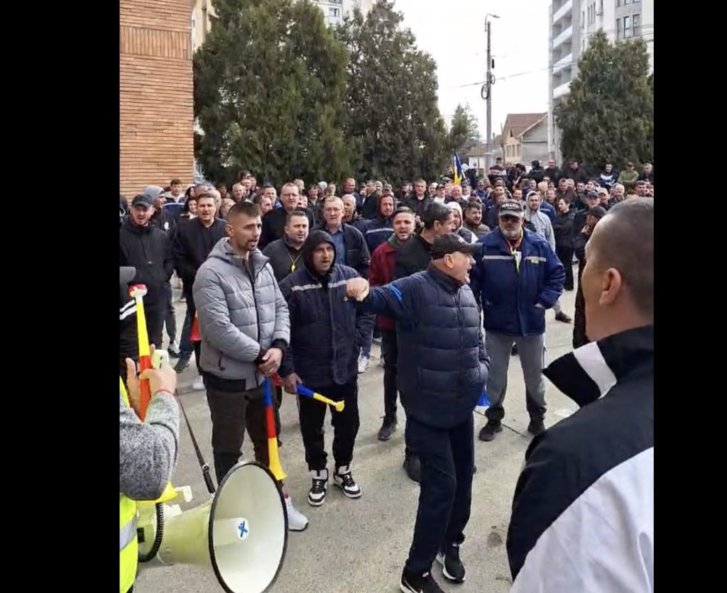 Protestele minerilor din Târgu Jiu continuă, cu cereri de demisii și îngrijorări privind locurile de muncă O nouă zi de proteste a zguduit Târgu Jiu, minerii și angajații Complexului Energetic Oltenia (CEO) ieșind în stradă pentru a-și face auzite nemulțumirile