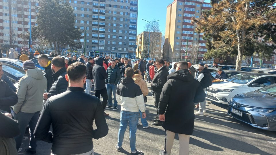 Șoferii de taxi din Brașov protestează din cauza tarifelor mici și a prețului mare al carburanților Un grup de șoferi de taxi din Brașov a organizat un protest spontan, nemulțumiți de scăderea tarifelor practicate, în contextul în care prețul combustibililor a continuat să crească