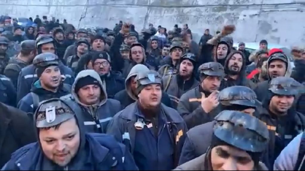Minerii din Gorj protestează la guvern Aproximativ o mie de mineri din județul Gorj au pornit spre București pentru a protesta în fața Guvernului