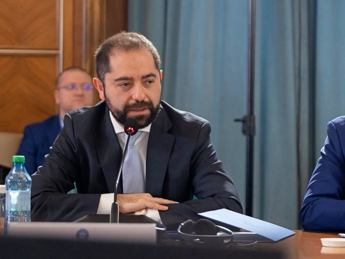 Burnete: Educația, prioritate zero în investițiile statului Consilierul prezidențial Radu Burnete a prezentat, în cadrul dezbaterii „România: creștere economică bazată pe competitivitate”, o viziune clară asupra direcțiilor prioritare de alocare a resurselor statului