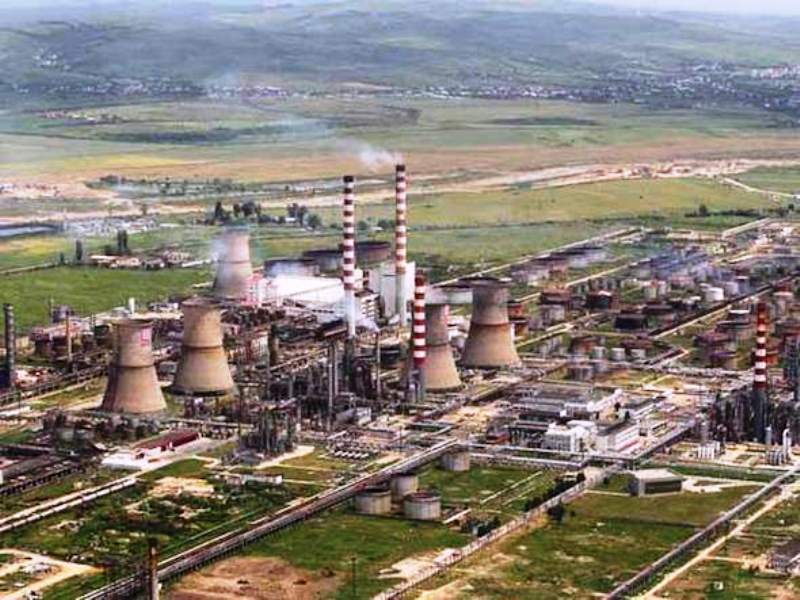 Rafinăria Petrotel Ploiești, în centrul eforturilor de stabilizare a pieței de carburanți Autoritățile române analizează posibilitatea reactivării rafinăriei Petrotel din Ploiești, o măsură menită să sporească producția internă de carburanți și să reducă dependența de importuri