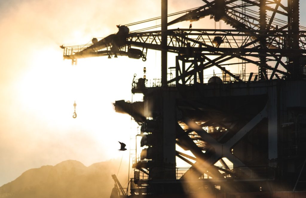 Rafinăria Ras Tanura, afectată de un atac cu drone O importantă rafinărie deținută de gigantul petrolier saudit Aramco, situată în Ras Tanura, a fost închisă luni, în urma unui atac cu drone