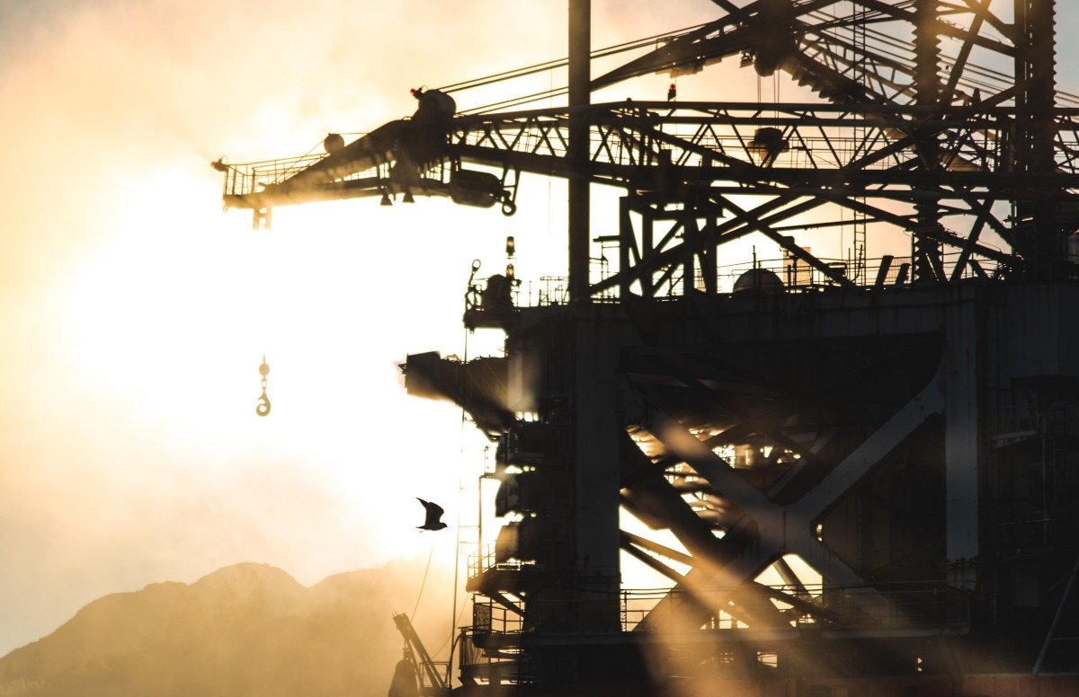 Rafinăria Ras Tanura, afectată de un atac cu drone O importantă rafinărie deținută de gigantul petrolier saudit Aramco, situată în Ras Tanura, a fost închisă luni, în urma unui atac cu drone