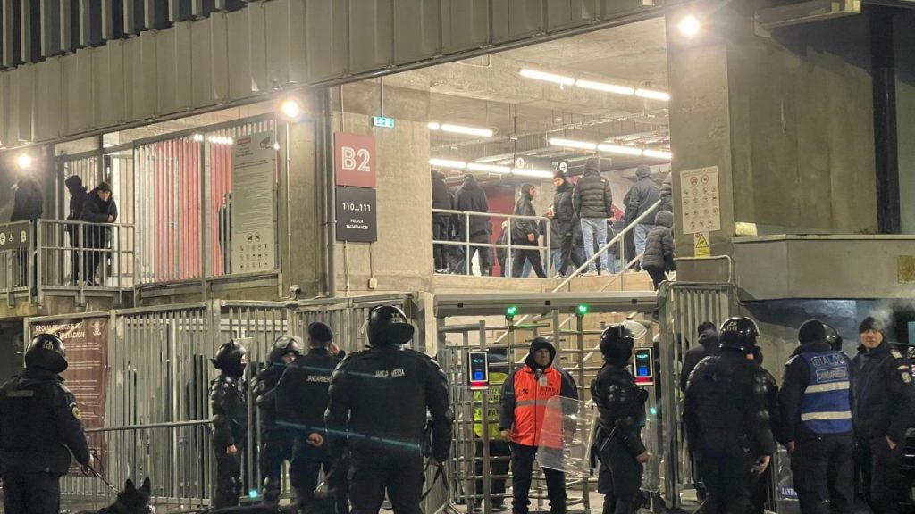 Amenzi de peste 90.000 de lei și percheziții după incidentele de la meciul Rapid – Petrolul Incidentele violente care au avut loc în timpul meciului de fotbal dintre FC Rapid București și FC Petrolul Ploiești au atras după sine percheziții, sancțiuni financiare consistente și interdicții de acces la competiții sportive