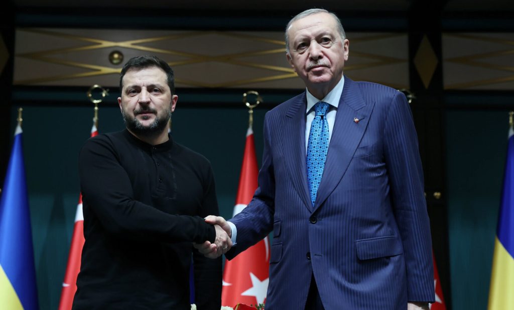 Erdogan subliniază importanța negocierilor pentru pace în Ucraina, în pofida conflictului din Orientul Mijlociu Președintele turc Recep Tayyip Erdogan a reiterat marți, în cadrul unei convorbiri telefonice cu omologul său ucrainean Volodimir Zelenski, necesitatea de a menține eforturile de pace în Ucraina, în ciuda evoluțiilor din Orientul Mijlociu