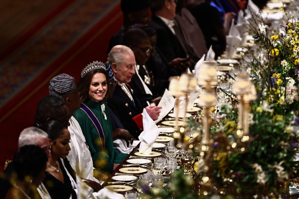 Vizita prezidențială nigeriană în Regatul Unit: Regele Charles și Kate Middleton, protagoniști Vizita președintelui nigerian Bola Ahmed Tinubu în Regatul Unit, prima de acest fel după o pauză de 36 de ani, a fost marcată de o atenție deosebită, în special datorită prezenței regelui Charles al III-lea și a prințesei de Wales, Kate Middleton