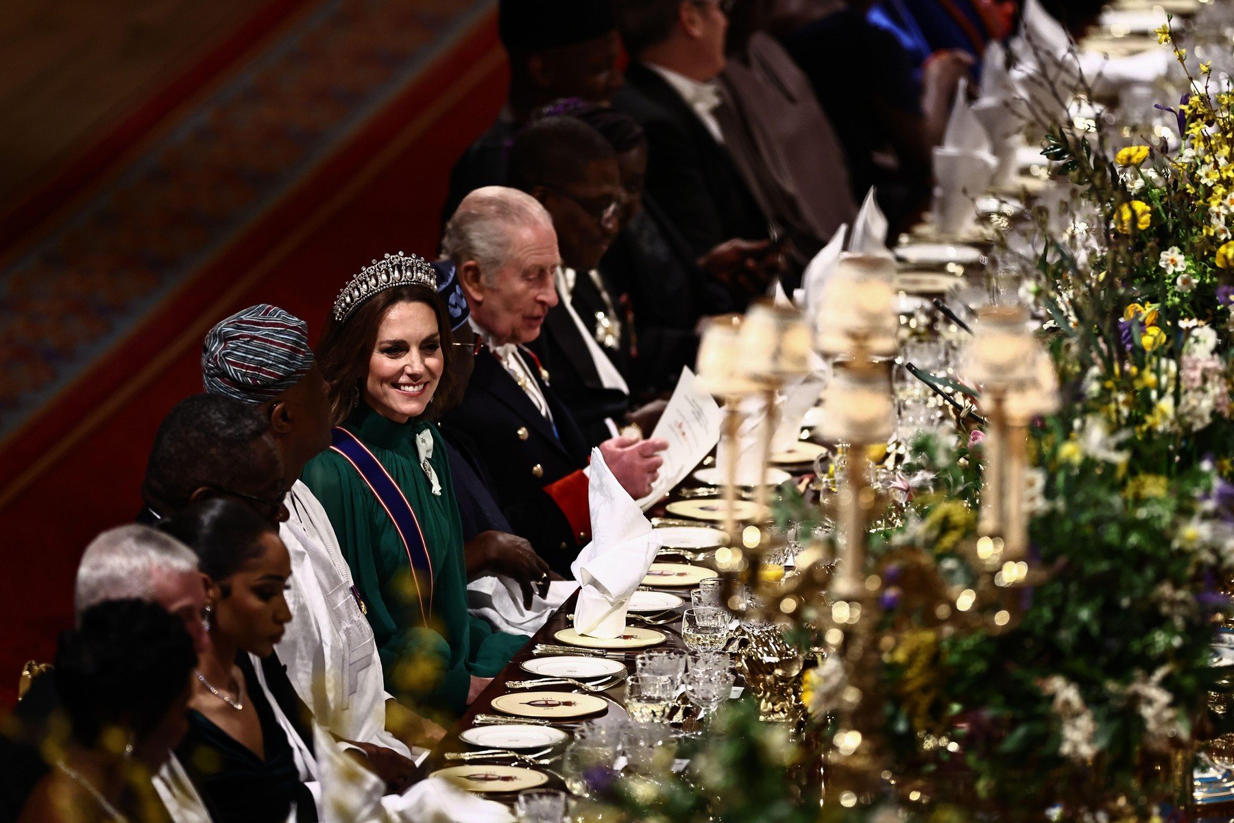 Vizita prezidențială nigeriană în Regatul Unit: Regele Charles și Kate Middleton, protagoniști Vizita președintelui nigerian Bola Ahmed Tinubu în Regatul Unit, prima de acest fel după o pauză de 36 de ani, a fost marcată de o atenție deosebită, în special datorită prezenței regelui Charles al III-lea și a prințesei de Wales, Kate Middleton