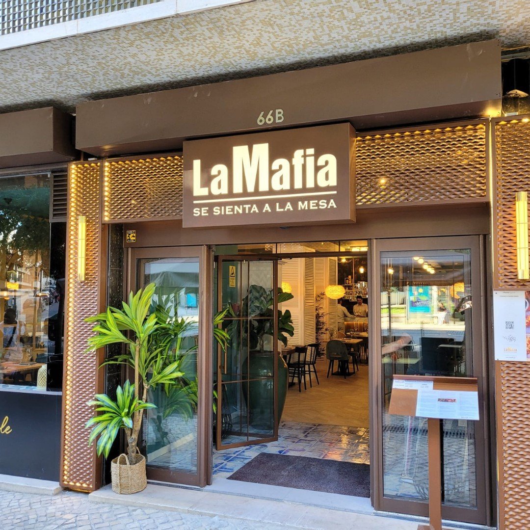 Restaurantul „Mafia se așează la masă”, obligat să-și schimbe numele în Spania Un lanț de restaurante din Spania, cu o denumire cel puțin controversată, s-ar putea confrunta cu schimbări majore în viitorul apropiat