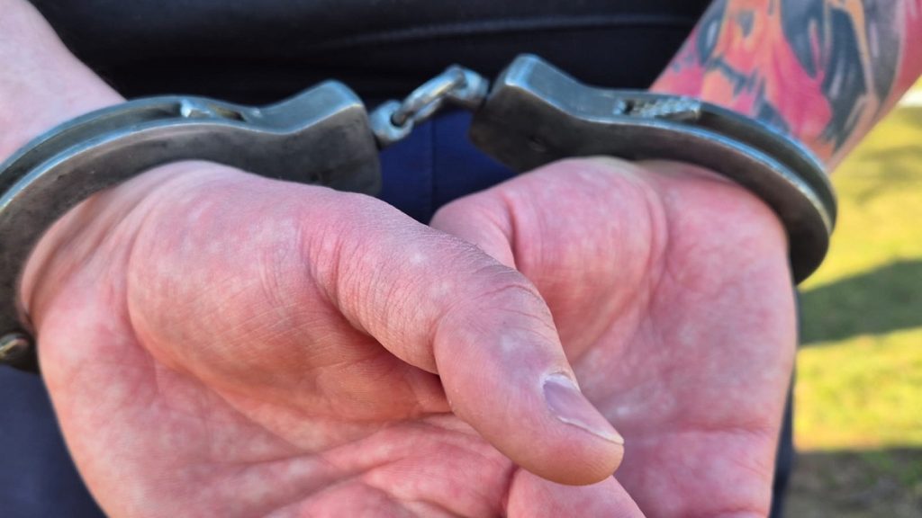 Un bărbat în vârstă de 43 de ani este cercetat de autorități pentru infracțiuni grave, printre care coruperea sexuală, racolarea minorilor în scopuri sexuale și deținerea de materiale pornografice infantile