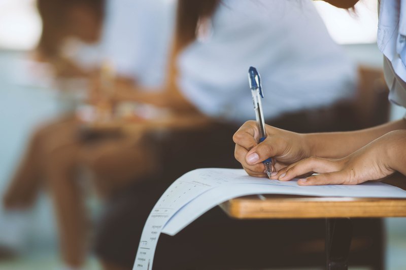 Elevii de clasa a VIII-a vor afla luni rezultatele de la simularea Evaluării Naționale 2026 Bucurie și emoție pentru elevii de clasa a VIII-a