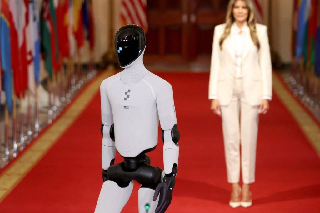 Robot umanoid și ironii între primele doamne la Casa Albă Un robot umanoid a fost vedeta unui eveniment inedit organizat la Casa Albă, unde principalele doamne ale lumii au discutat despre tehnologie și educație