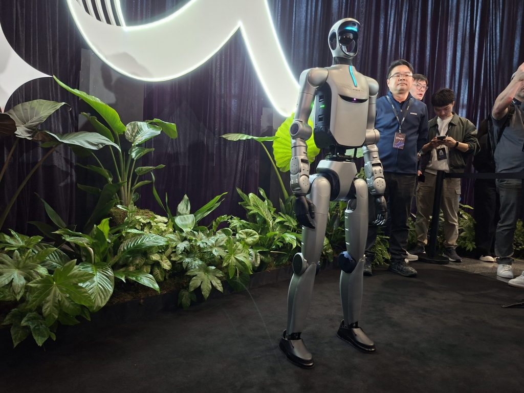 Honor prezintă primul robot umanoid AI; acesta dansează pe scenă (foto/video)