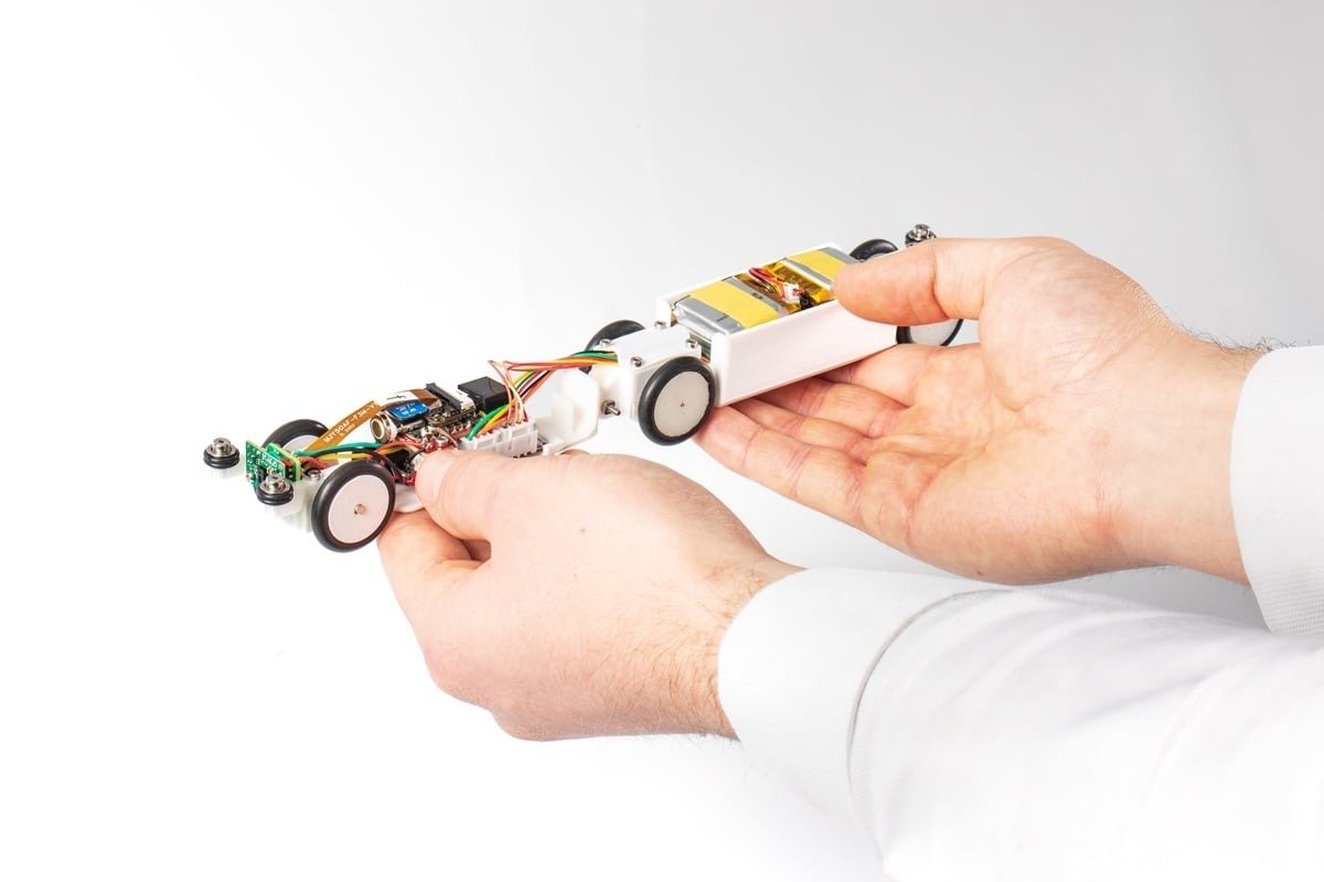 Un robot-șoarece, noul ochi de șarpe al acceleratorului CERN Un robot de mici dimensiuni, botezat „PipeINEER”, ar putea revoluționa modul în care este inspectat și întreținut Large Hadron Collider (LHC), cel mai mare accelerator de particule din lume