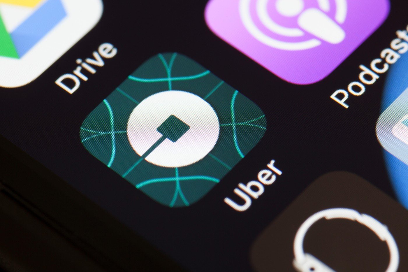 Uber inovează, Tesla pierde teren în fața concurenței