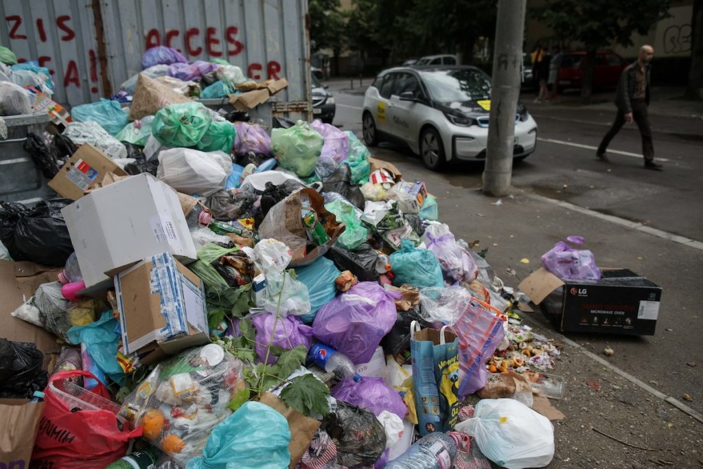 Sectorul 1 își face firmă de salubrizare, dar gunoiul menajer rămâne la privați Primăria Sectorului 1 intenționează să înființeze o societate proprie care să se ocupe de curățenia stradală și de deszăpezire