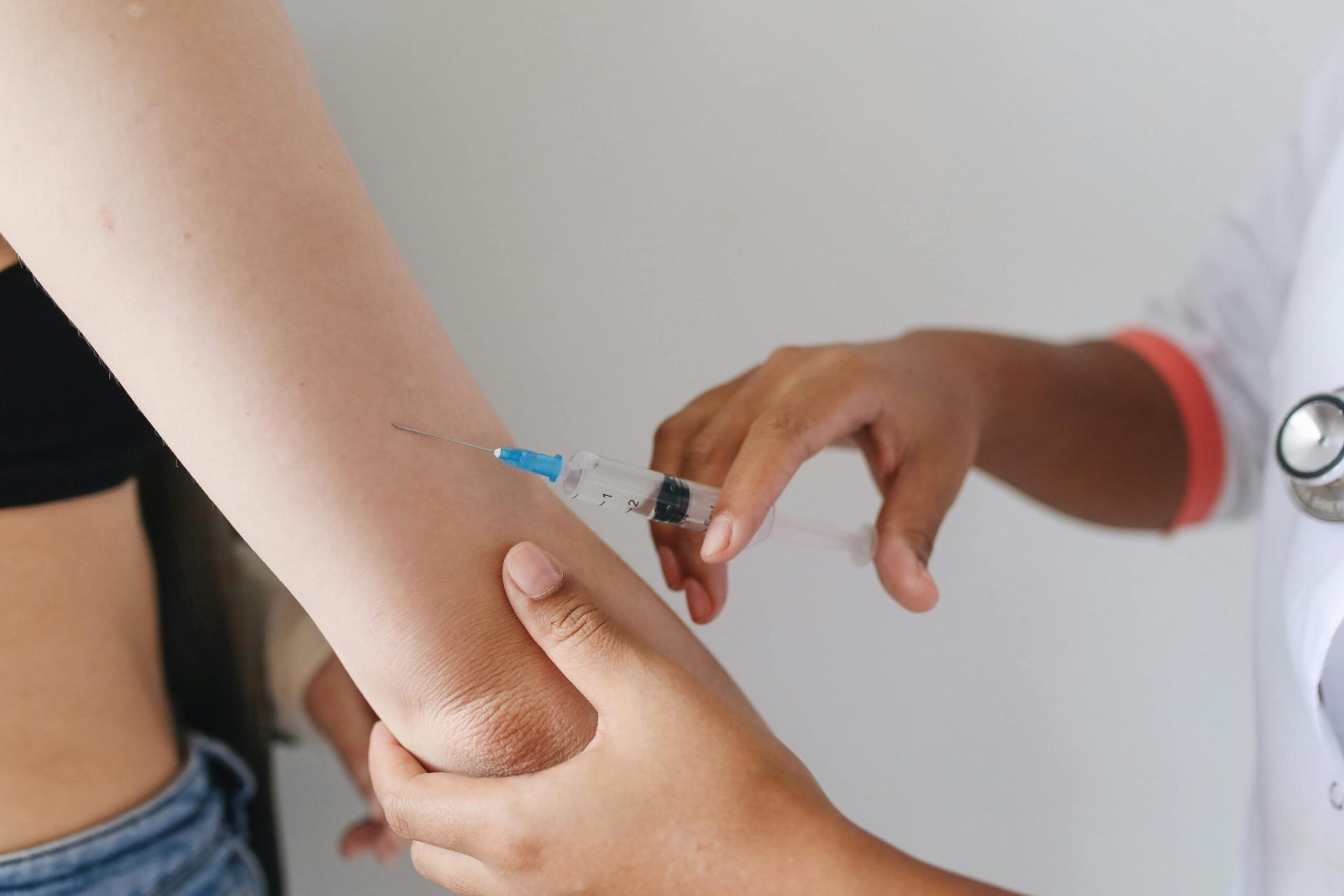 Un studiu recent publicat în revista Neurology arată că persoanele în vârstă care primesc vaccinul antigripal în doze mari prezintă un risc semnificativ mai scăzut de a dezvolta boala ALZHEIMER