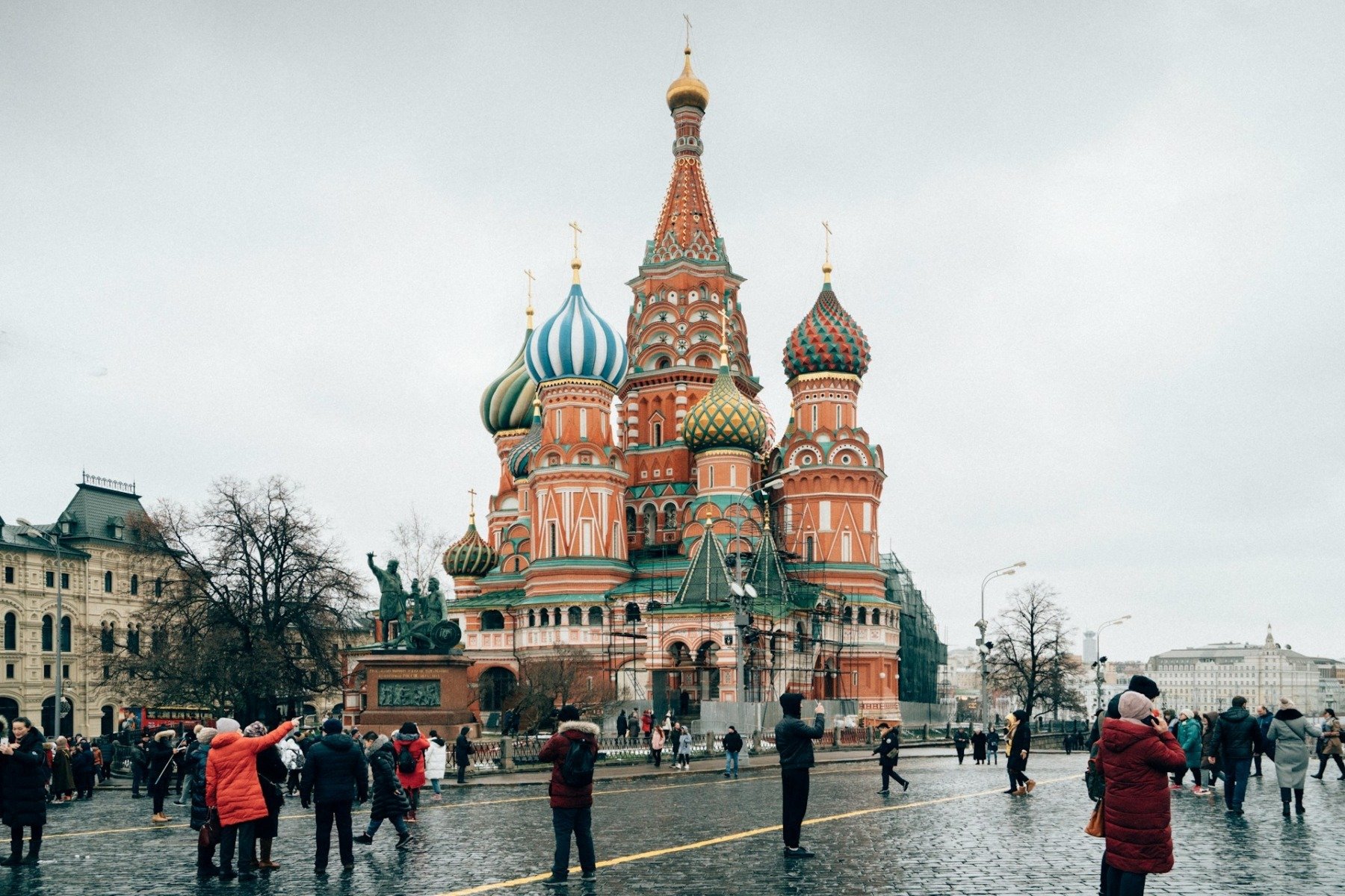 Furie în Moscova: Restricțiile impuse internetului mobilizează populația Moscoviții își exprimă nemulțumirea față de restricțiile impuse de guvern asupra accesului la internetul mobil, justificate prin necesitatea de a proteja populația de posibile atacuri cibernetice ucrainene