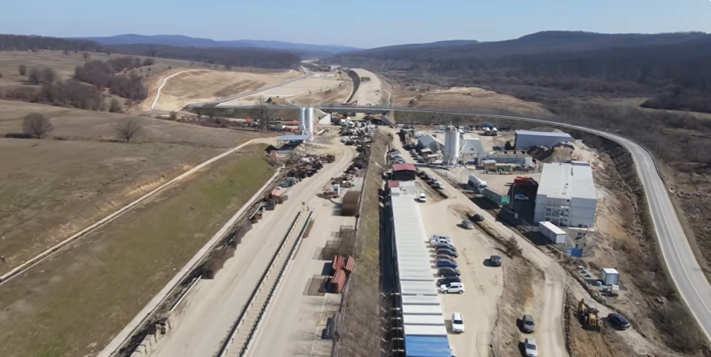 Mobilizare intensă pe șantierul autostrăzii Margina – Holdea: Constructorii accelerează lucrările Constructorii de pe șantierul lotului Margina – Holdea, parte a autostrăzii care va lega Boița de Nădlac, au intensificat ritmul lucrărilor în ultimele luni