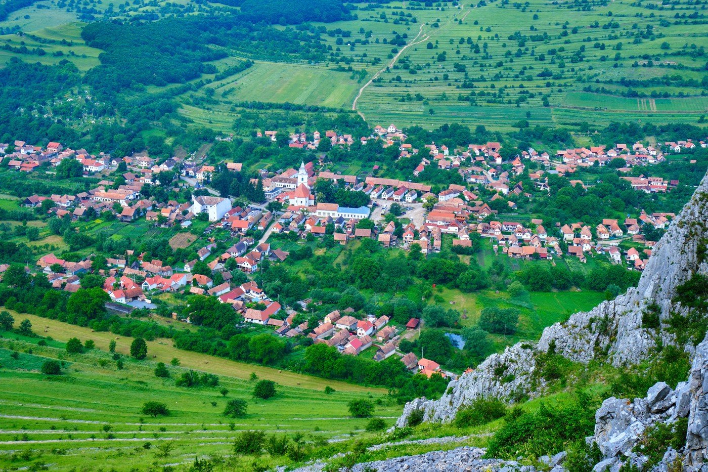 Satul din România ce atrage străini: Liniște, peisaje și „Elveția”