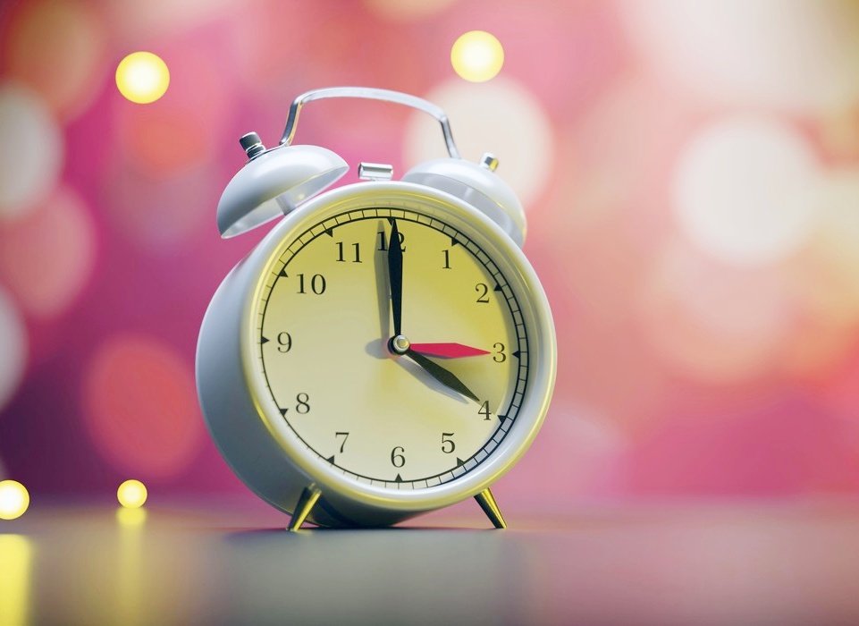 România trece la ora de vară în martie 2026: Ce riscuri implică schimbarea ceasului În noaptea de 28 spre 29 martie 2026, românii vor da ceasurile cu o oră înainte, trecând la ora de vară