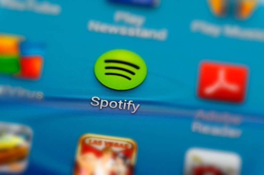 Spotify introduce un sistem de verificare pentru a combate abuzurile generate de inteligența artificială Platforma de streaming Spotify implementează un nou sistem de verificare pentru artiști, menit să controleze publicarea pieselor muzicale și să limiteze răspândirea conținutului generat de inteligența artificială