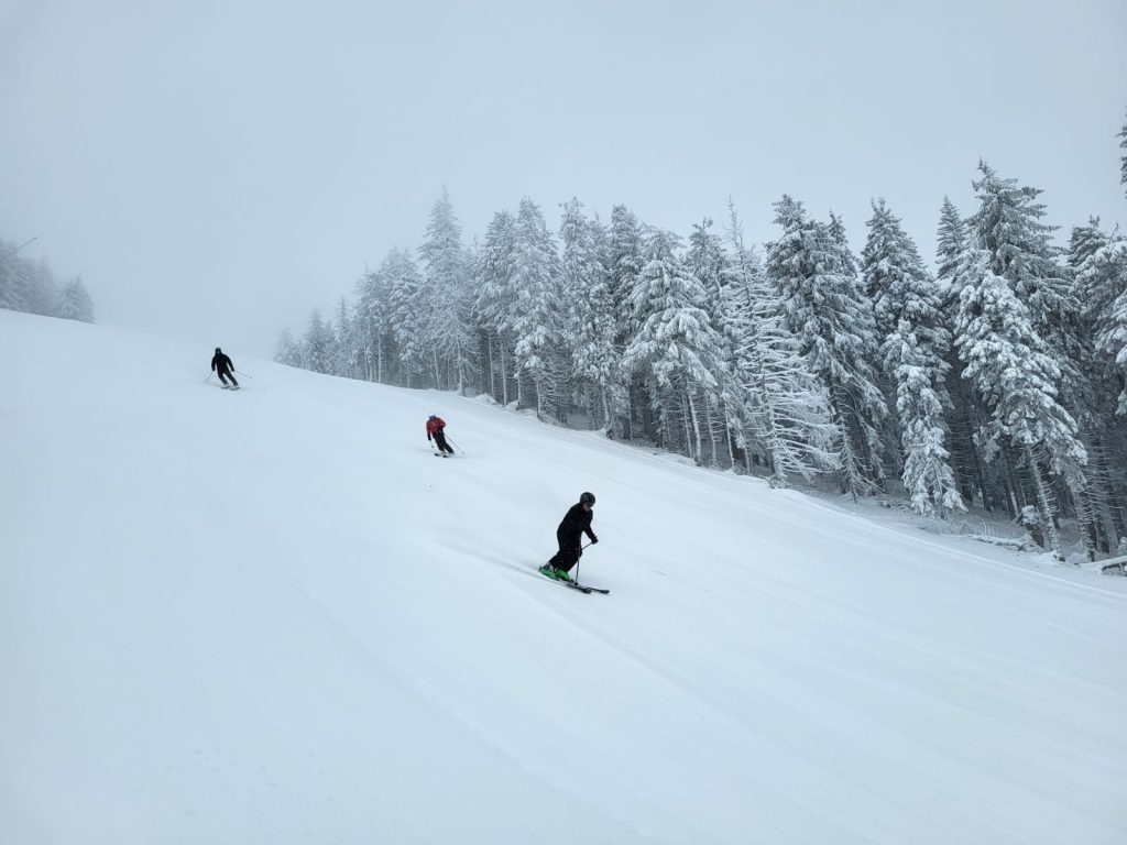 Ultimul weekend de schi în Poiana Brașov, anunță primăria Sezonul de schi în Poiana Brașov se apropie de final, ultimele zile de distracție pe pârtii fiind acest weekend, potrivit unui anunț al Primăriei Brașov
