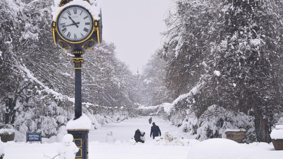 Bucureștenii se pregătesc de ninsori slabe miercuri Capitala se va confrunta cu o nouă zi de iarnă, deși cu precipitații ușoare, conform prognozei speciale emise de Administrația Națională de Meteorologie (ANM)