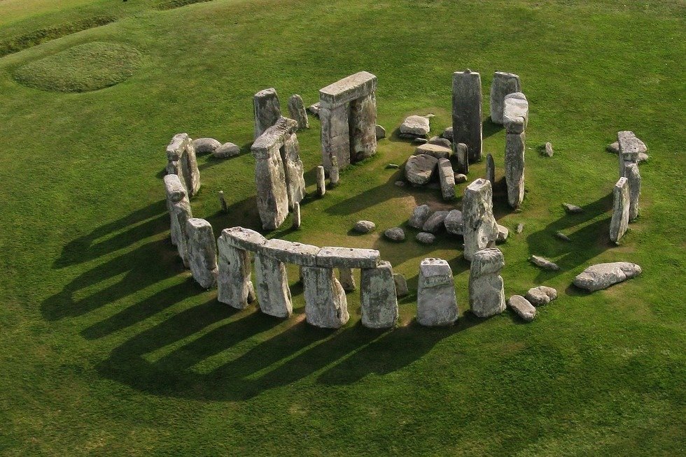 Stonehenge: Misterul Pietrei Altarului, dezlegat după mii de ani Analizele mineralogice realizate recent au indicat că Piatra Altarului din Stonehenge, un bloc uriaș de gresie cu o greutate impresionantă, nu provine din sud-estul Țării Galilor, așa cum se credea până acum