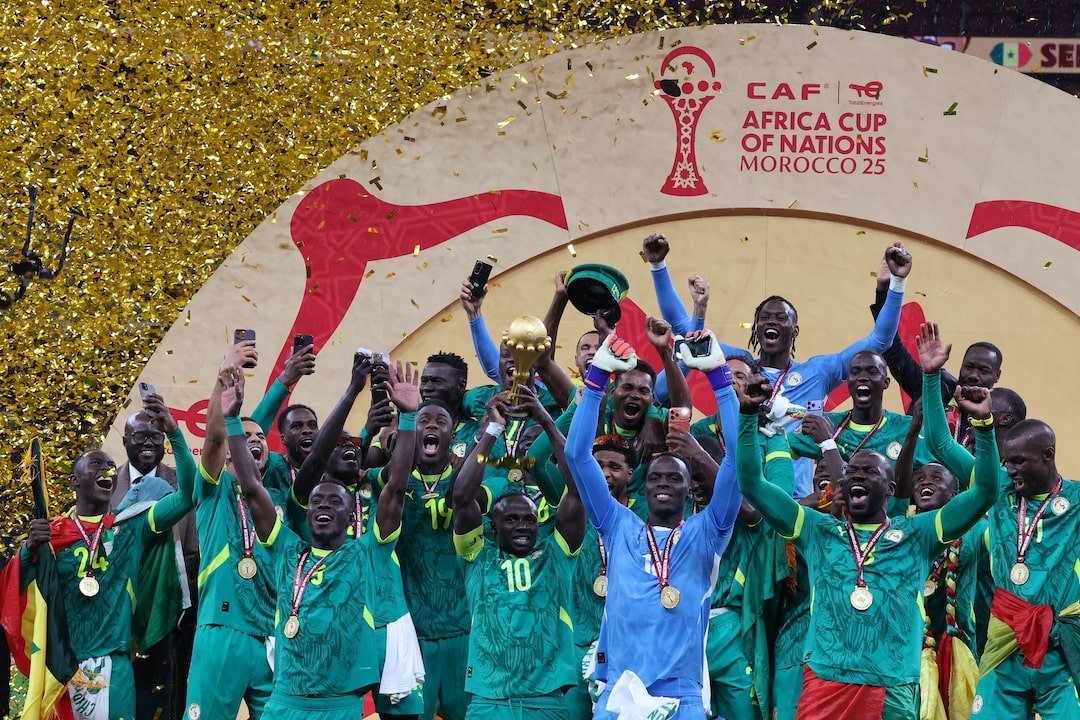 Senegal, campioana Africii: O victorie memorabilă în urmă cu două luni În urmă cu 59 de zile, capitala senegaleză jubila, în timp ce Sadio Mané, căpitanul echipei naționale, ridica deasupra capului trofeul Cupei Africii pe Națiuni (AFCON)