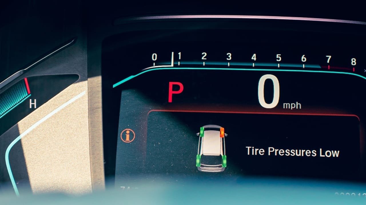 Senzorii din anvelopele mașinilor pot fi folosiți pentru supraveghere: ce riscuri implică Un sistem aparent banal, precum senzorii de presiune din anvelopele mașinilor, poate dezvălui informații prețioase despre obiceiurile și traseele șoferilor