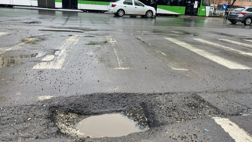 Sectorul 5 introduce o linie de sesizări prin WhatsApp pentru problemele de infrastructură Primăria Sectorului 5 a anunțat o nouă modalitate prin care locuitorii pot raporta problemele legate de infrastructură, cum ar fi gropile din carosabil și deteriorările trotuarelor