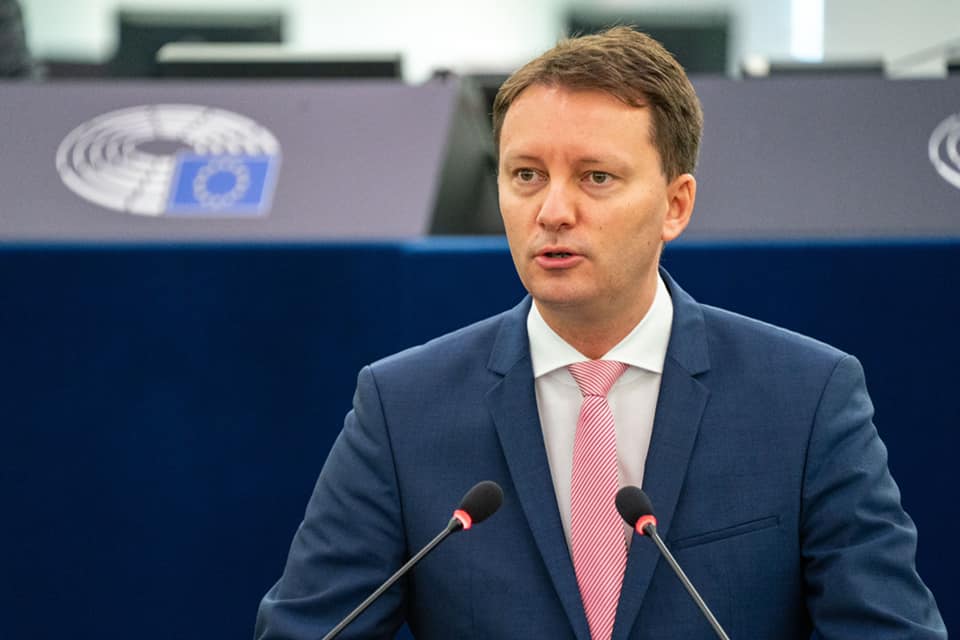 Mureșan (PNL): România plătește 60 de miliarde de lei dobânzi, o povară financiară moștenită Europarlamentarul liberal Siegfried Mureșan a atras atenția asupra unei cifre alarmante: România alocă, în acest an, 60 de miliarde de lei pentru plata dobânzilor aferente împrumuturilor contractate de guvernele anterioare