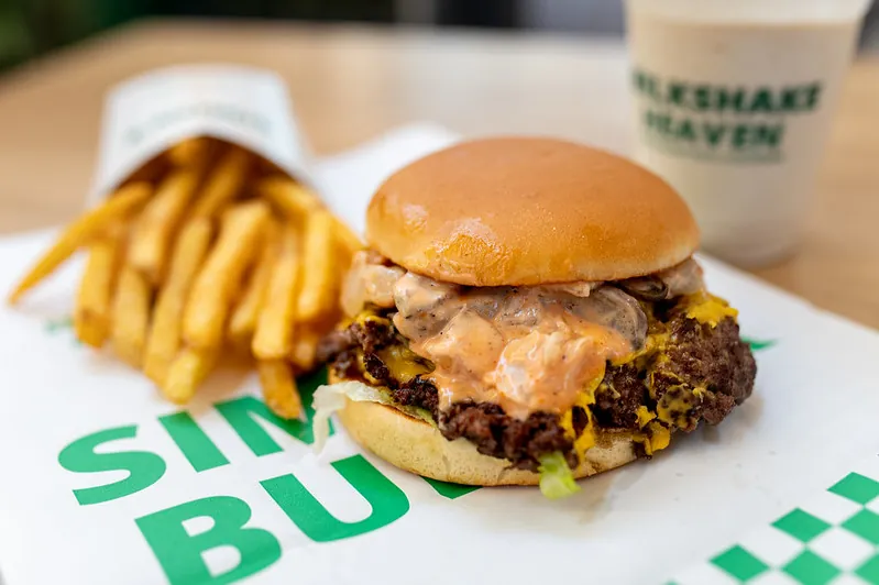 Un nou lanț de restaurante specializate în burgeri, Simon’s Burger, își face intrarea pe piața din România