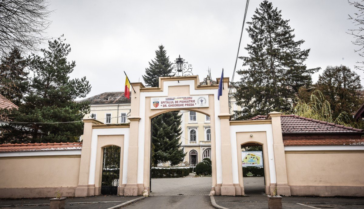 Criza internărilor în spitalele de psihiatrie: Capacitatea depășită și măsuri de siguranță sub presiune București – Spitalele de psihiatrie din România se confruntă cu o criză acută de capacitate, gradul de ocupare fiind „fără precedent”, conform declarațiilor președintelui Asociației Spitalelor Publice de Psihiatrie din România, doctorul Lucian Constantin Paziuc