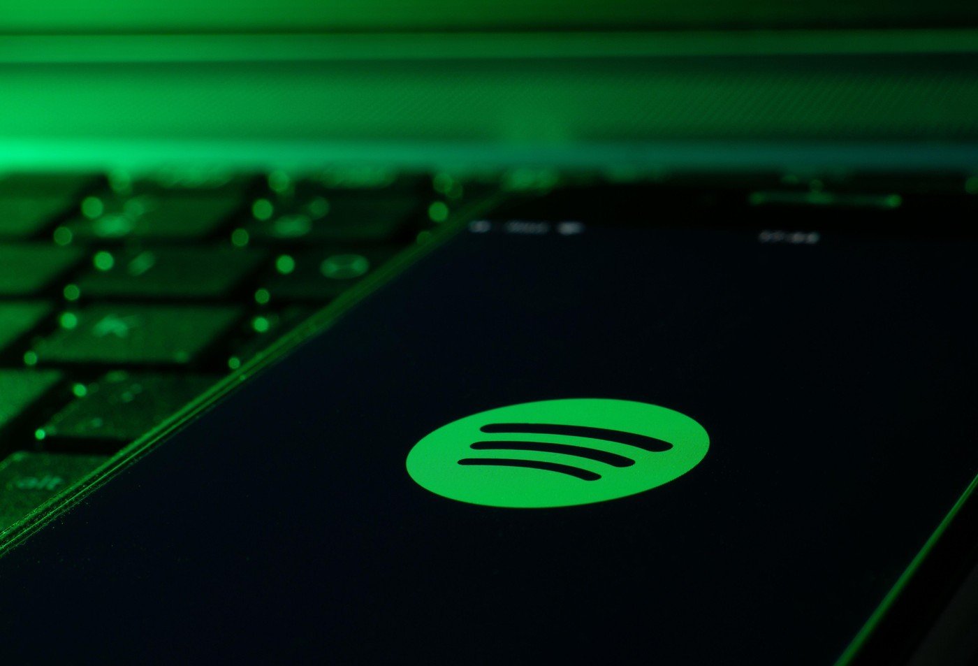 Spotify lansează o actualizare majoră pentru aplicația sa de Wear OS, aducând o interfață nouă și gesturi mai intuitive pentru controlul muzicii pe smartwatch-uri