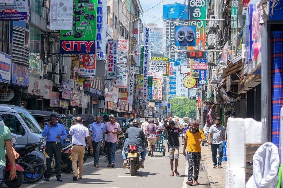 Țări asiatice impun restricții la combustibil în contextul tensiunilor geopolitice Mai multe state din Asia au început să implementeze măsuri de restricționare a consumului de combustibil, pe fondul îngrijorărilor legate de posibile penurii