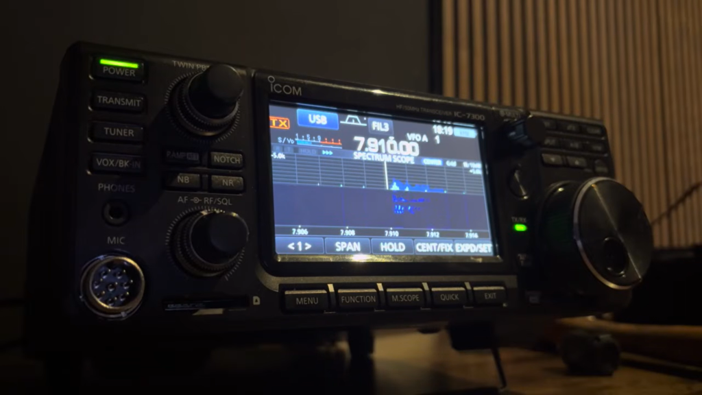 Misterul undelor: Stații de numere interceptate în România transmit mesaje codate în persană București – Radioamatorii din întreaga lume, inclusiv din România, au descoperit o serie de transmisiuni misterioase, cunoscute sub numele de „stații de numere”, care par să transmită mesaje codificate prin unde radio