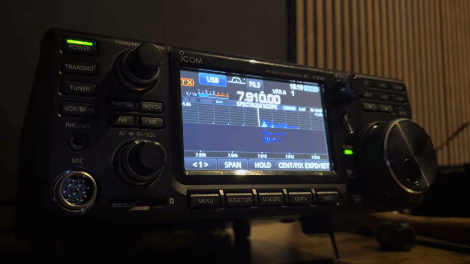 Misterul undelor: Stații de numere interceptate în România transmit mesaje codate în persană București – Radioamatorii din întreaga lume, inclusiv din România, au descoperit o serie de transmisiuni misterioase, cunoscute sub numele de „stații de numere”, care par să transmită mesaje codificate prin unde radio