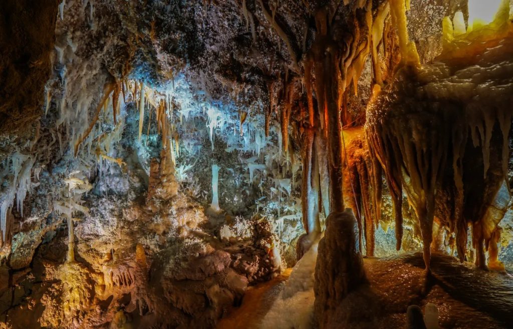 Peșterile Jenolan din Australia: Misterul unei istorii geologice de 340 de milioane de ani Unul dintre cele mai vechi sisteme de peșteri din lume, celebrele Jenolan Caves din Munții Albaștri, Australia, au o istorie geologică ce se întinde pe aproximativ 340 de milioane de ani, o descoperire care a răsturnat concepțiile anterioare despre formarea acestor structuri subterane