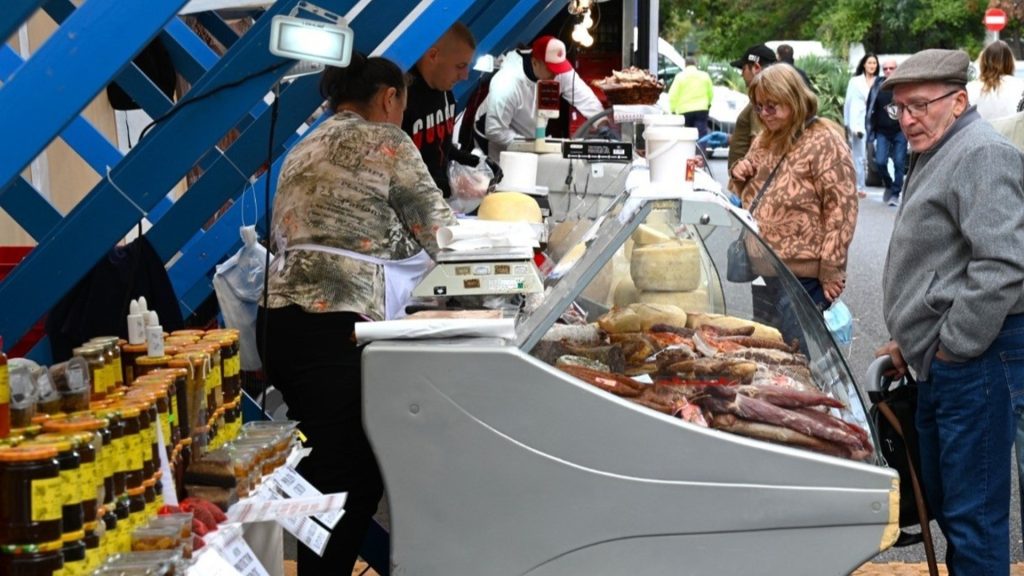 Piețele volante revin în Sectorul 1 cu produse proaspete de la producători locali Sectorul 1 al Capitalei va găzdui, începând de vineri, piețe volante în diverse cartiere, oferind locuitorilor acces la produse tradiționale românești