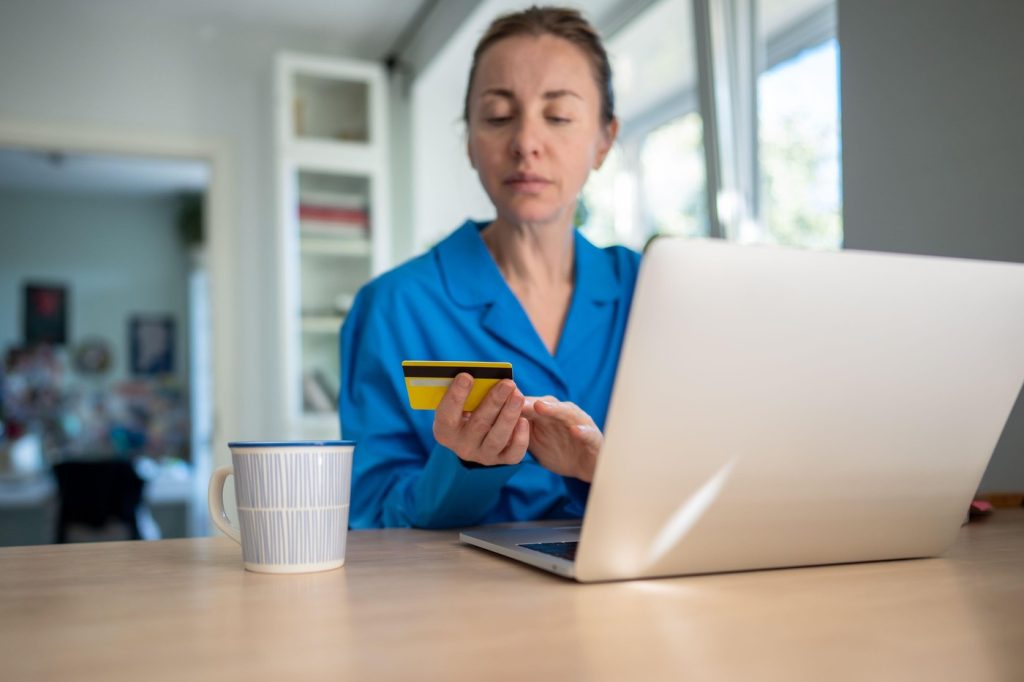 Avertisment: Noi metode de fraudă online vizează românii prin reclame false de investiții Directoratul Național de Securitate Cibernetică (DNSC) trage un semnal de alarmă cu privire la o nouă schemă de fraudă online care țintește cetățenii români