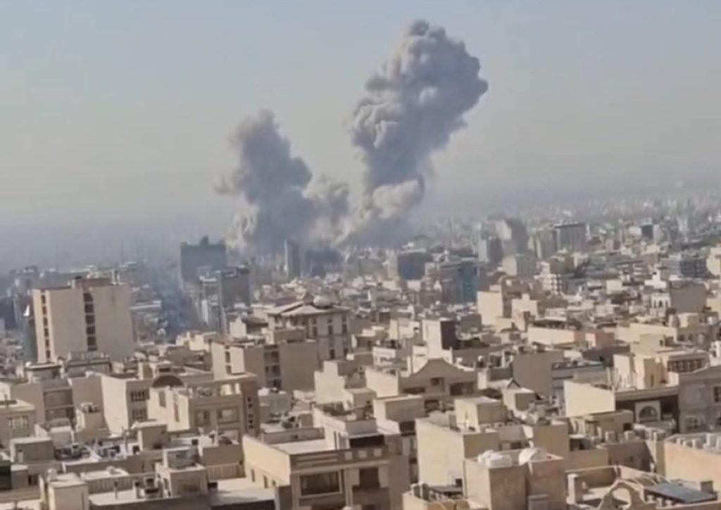 Atacuri reciproce între Israel și Iran: Tensiunile escaladează Armata israeliană a raportat luni dimineață o nouă serie de lovituri îndreptate către obiective legate de conducerea forțelor de securitate iraniene, inclusiv în orașul Isfahan